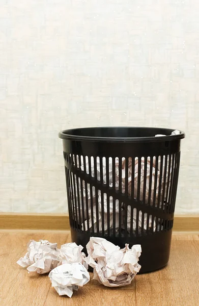 Корзина для мусора в комнате — стоковое фото