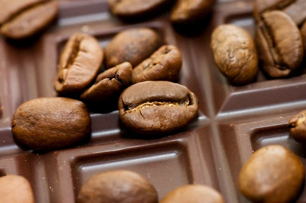 Tło z ziaren kawy i czekolady — Zdjęcie stockowe
