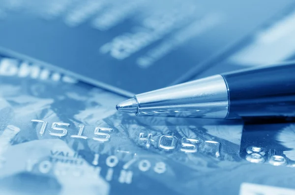 Tarjeta de crédito y pluma —  Fotos de Stock