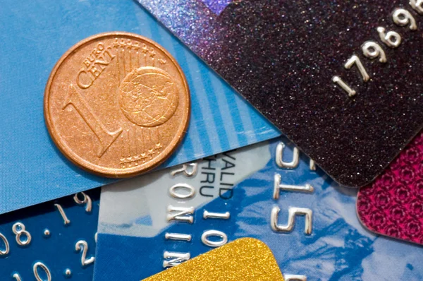 Cartão de crédito e moeda - conceito de financiamento — Fotografia de Stock