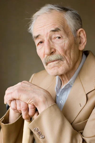 Alter Mann mit Schnurrbart im Sakko — Stockfoto