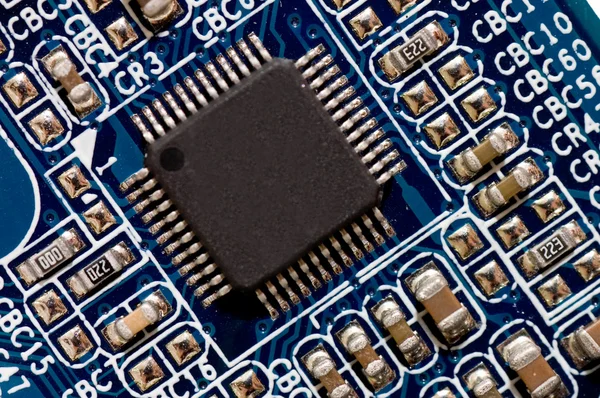 Gros plan de la carte de circuit informatique en bleu — Photo