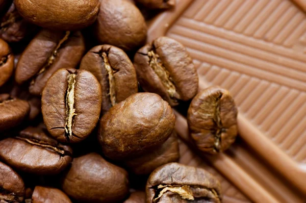 Kahve çekirdekleri ve çikolata--dan geçmiş — Stok fotoğraf