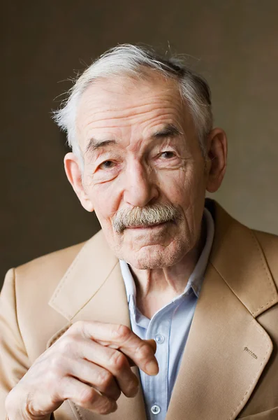 Vieil homme avec des moustaches dans une veste — Photo