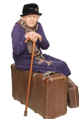 yaşlı kadın bavula oturur