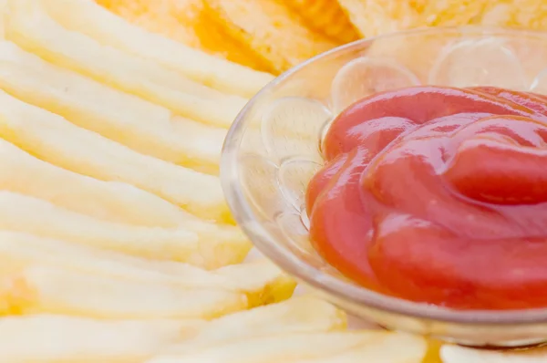 Las patatas fritas con salsa —  Fotos de Stock