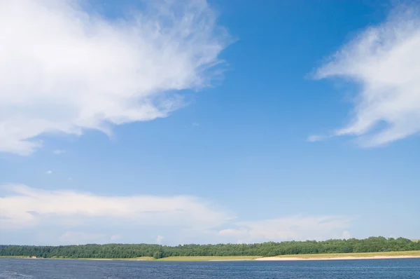 Pemandangan musim panas dengan sungai dan langit biru — Stok Foto