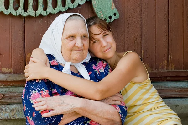 Бабушка и внучка обнимались и были счастливы. — стоковое фото
