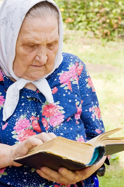 The old woman with the bible — Stock Photo, Image