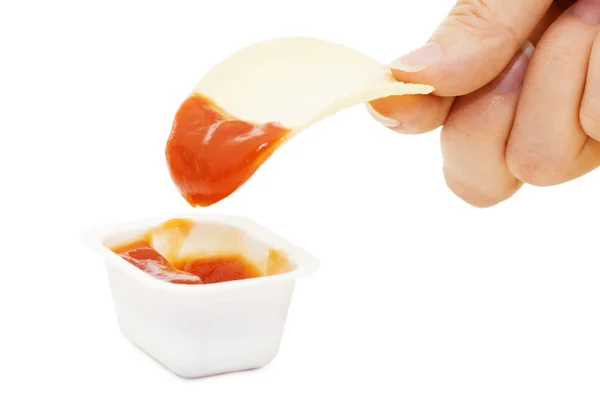 Potato chips in ketchup geïsoleerd op witte achtergrond — Stockfoto