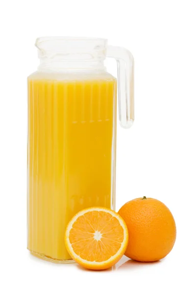 Orangensaft in einer Karaffe isoliert — Stockfoto