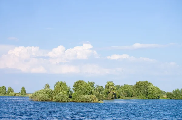Paisagem de verão com rio e céu azul — Fotografia de Stock