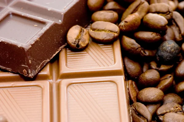 Tło z ziaren kawy i czekolady — Zdjęcie stockowe