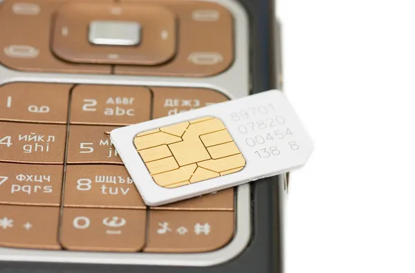 Teléfono celular y tarjeta SIM aislados sobre fondo blanco —  Fotos de Stock