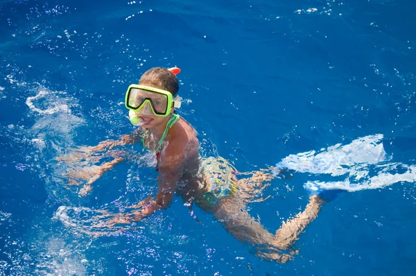 A menina flutua no mar com uma máscara — Fotografia de Stock