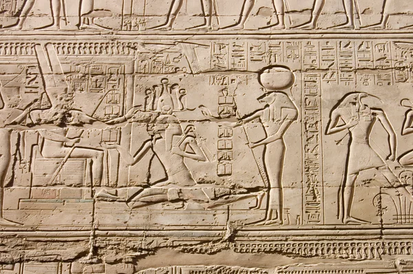 Jeroglíficos egipcios. Patrón de Templo de Karnak, ubicación: Luxor, Egipto — Foto de Stock