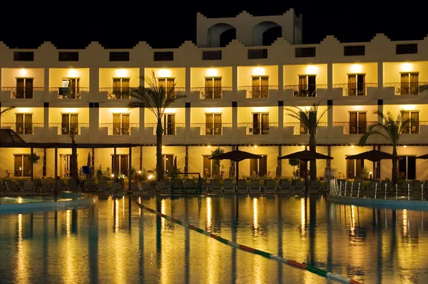 Курортный отель ночью — стоковое фото
