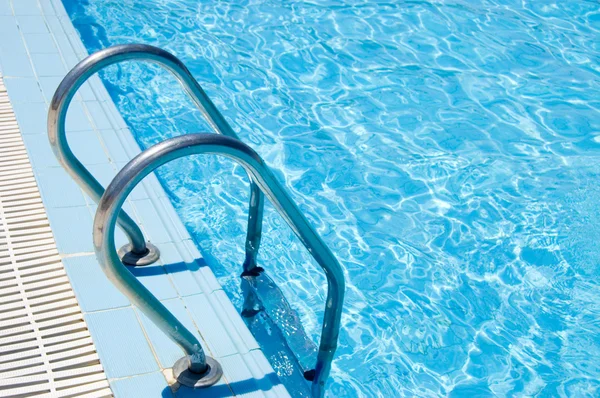 Плавательный бассейн с Мбаппе в отеле рядом — стоковое фото