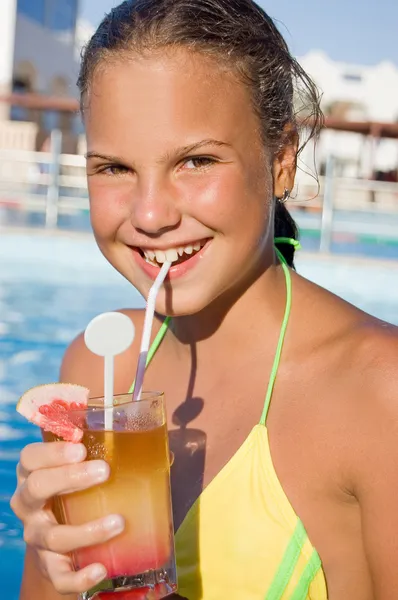 Dívka s koktejlem u bazénu — Stock fotografie