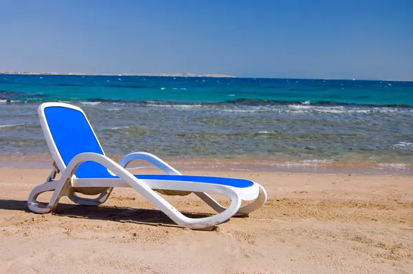 Chaise lounge azul oscuro en el mar —  Fotos de Stock