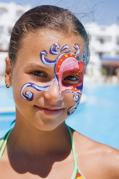 Menina com tinta no rosto na piscina — Fotografia de Stock