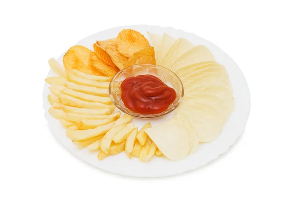 Chipsy ziemniaczane z sosem na białym tle — Zdjęcie stockowe