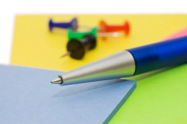 Penna e nota isolate su sfondo bianco — Foto Stock