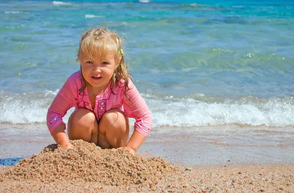 La bambina sulla costa — Foto Stock