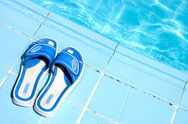 Hübsche Flip Flops am Pool — Stockfoto