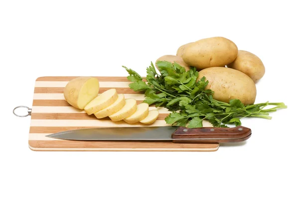 De gesneden aardappel op een snijplank — Stockfoto