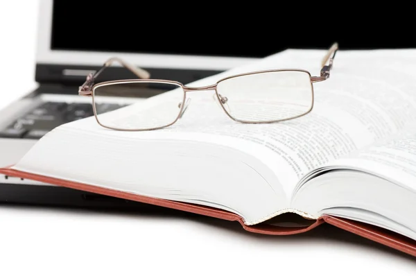 眼镜和笔记本电脑上的书 — 图库照片