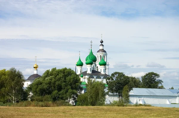 Čtrnácté století klášter v Jaroslavl, Rusko — Stock fotografie