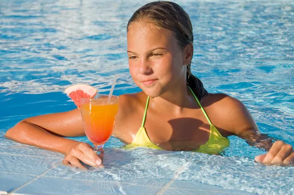 Das Mädchen mit einem Cocktail am Pool — Stockfoto