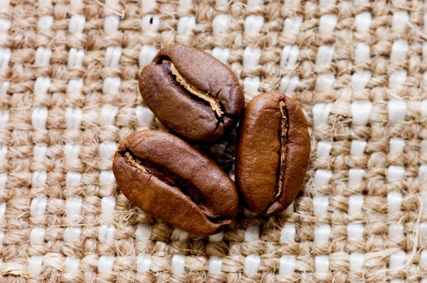 Кофейные зёрна на мешке — стоковое фото
