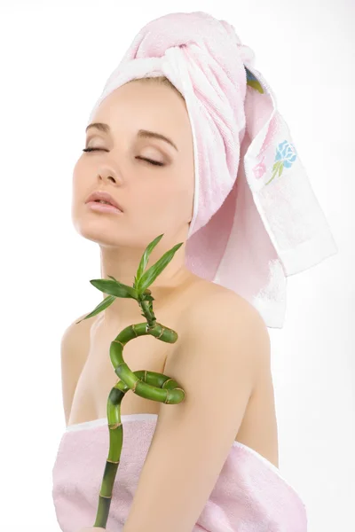 Kvinna slappnar av med en grön växt. Stockbild