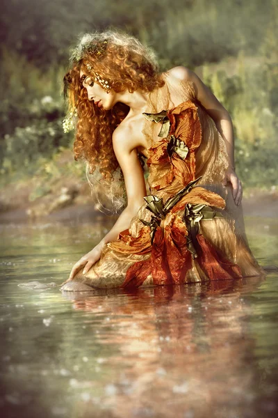Mooie vrouw geniet van het water. — Stockfoto