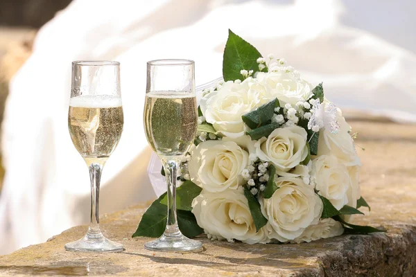 Свадебные бокалы — фужеры для жениха и невесты на свадьбу
