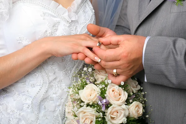 Γαμήλιο δαχτυλίδι πάνω της — Φωτογραφία Αρχείου