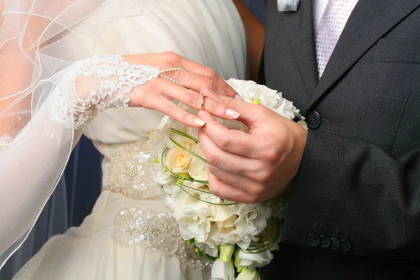Wedding ring op haar — Stockfoto