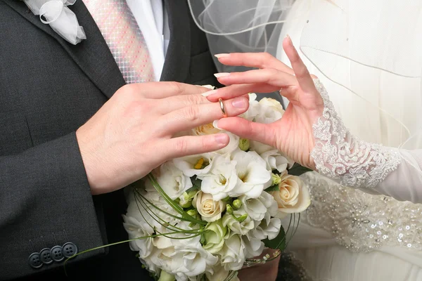 Свадебное кольцо на ней — стоковое фото