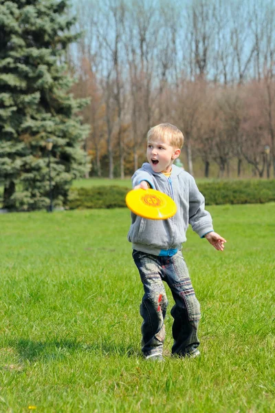 Küçük çocuk frizbi oynamaya — Stok fotoğraf