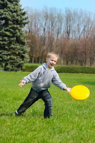Little boy is playing Frisbee — Stock Photo, Image