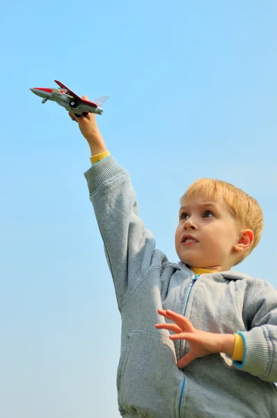Küçük çocuk oyuncak uçak ile oynuyor — Stok fotoğraf