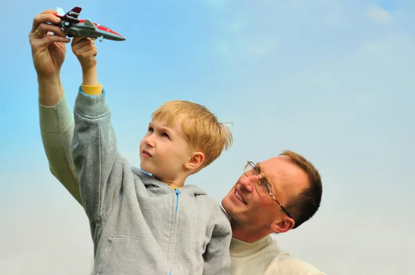 Kleine jongen en zijn vader spelen buiten — Stockfoto