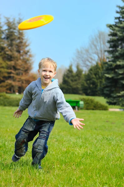 Kleine jongen speelt frisbee — Stockfoto