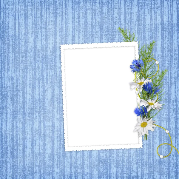 Karta pro dovolenou s květinami na abstraktní pozadí — Stock fotografie