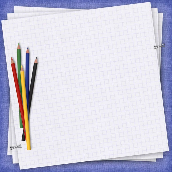 Школьная карточка с бумагой и карандашами — стоковое фото