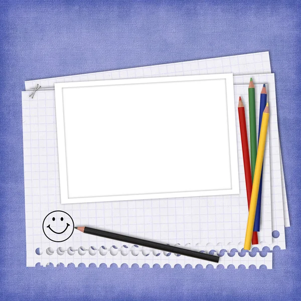 Школьная карточка с бумагой и карандашами — стоковое фото