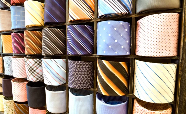 Gravatas italianas elegantes em um rack de gravata — Fotografia de Stock