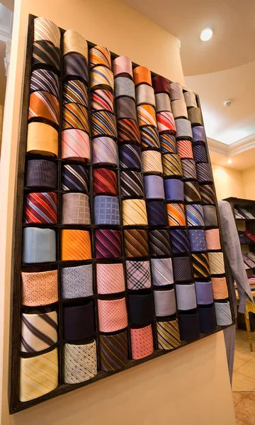 Elegantes corbatas italianas en un estante de corbata —  Fotos de Stock